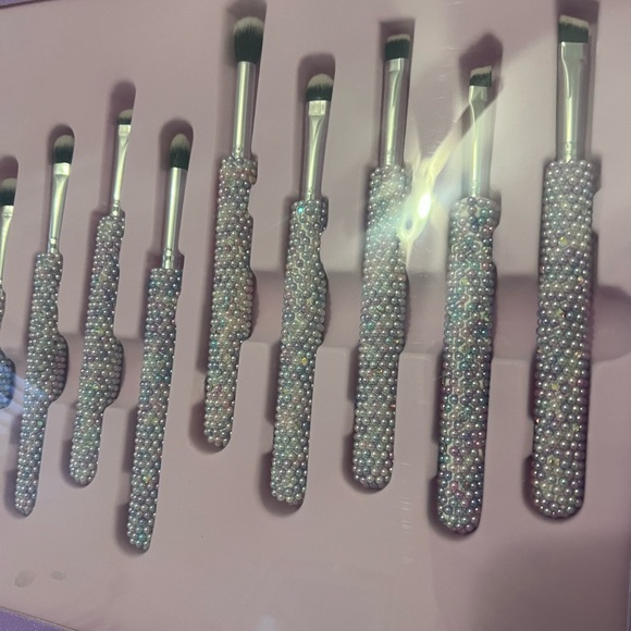 GLITZ AND GLAM HOLIDAY MAKEUP BRUSHES - Picture 3 of 9